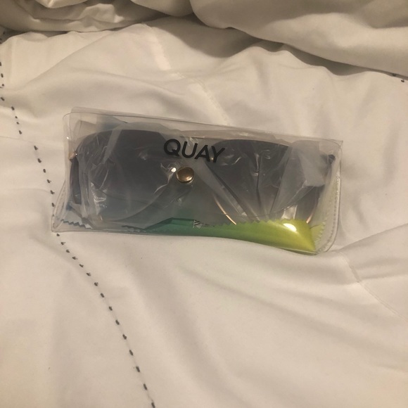 ✨PRICE DROP✨ BNWT and Case Quay Sunglasses - Picture 2 of 2